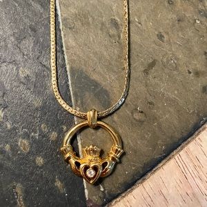 Necklace Irish love circle.